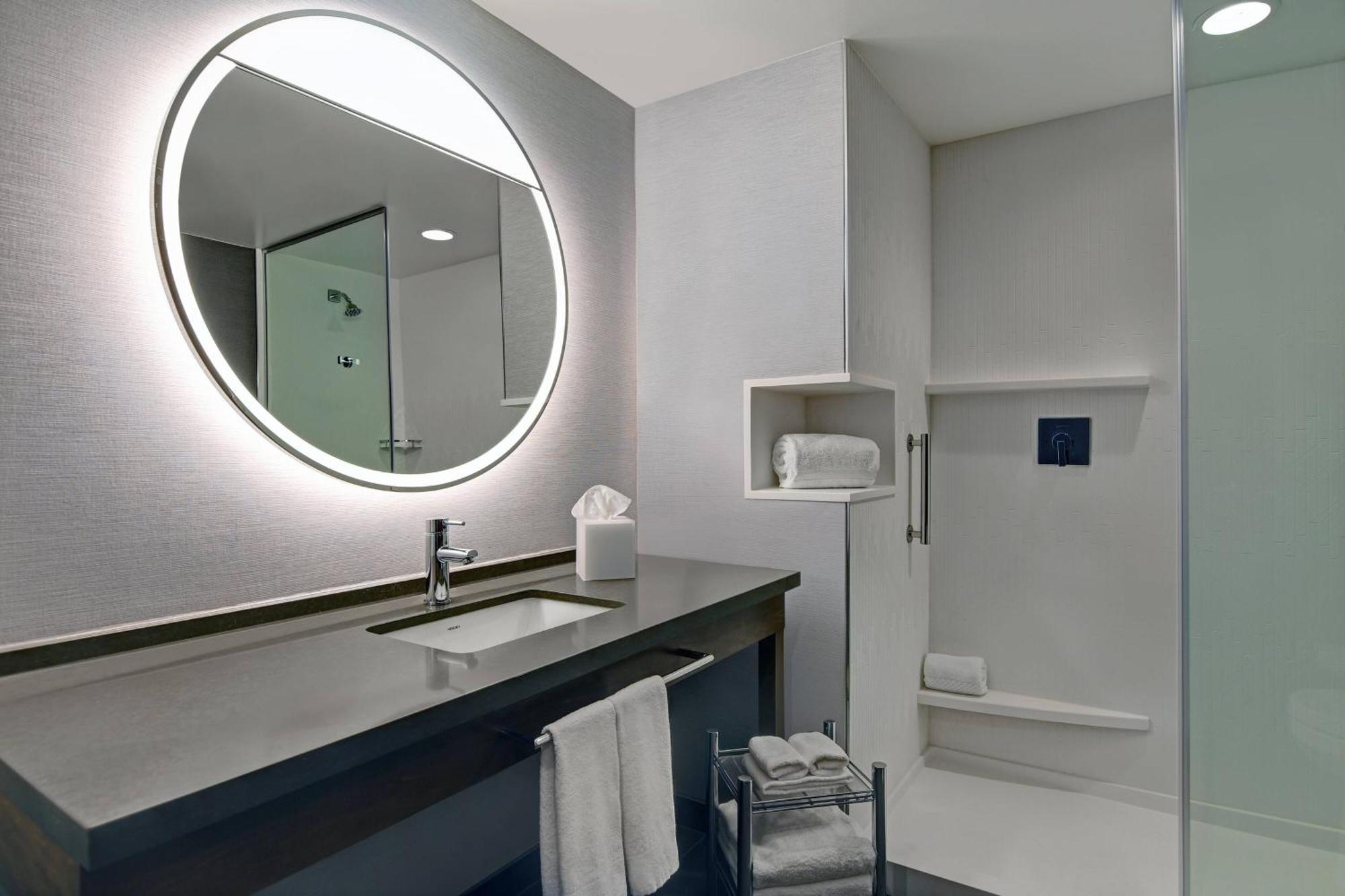 Courtyard By Marriott Manhattan Aggieville 외부 사진