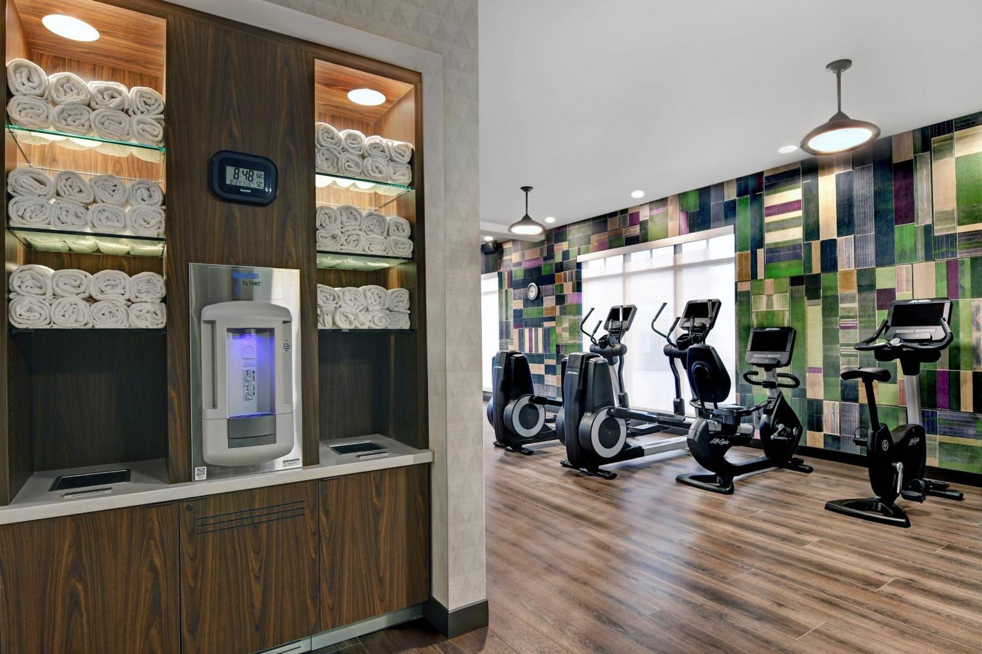 Courtyard By Marriott Manhattan Aggieville 외부 사진