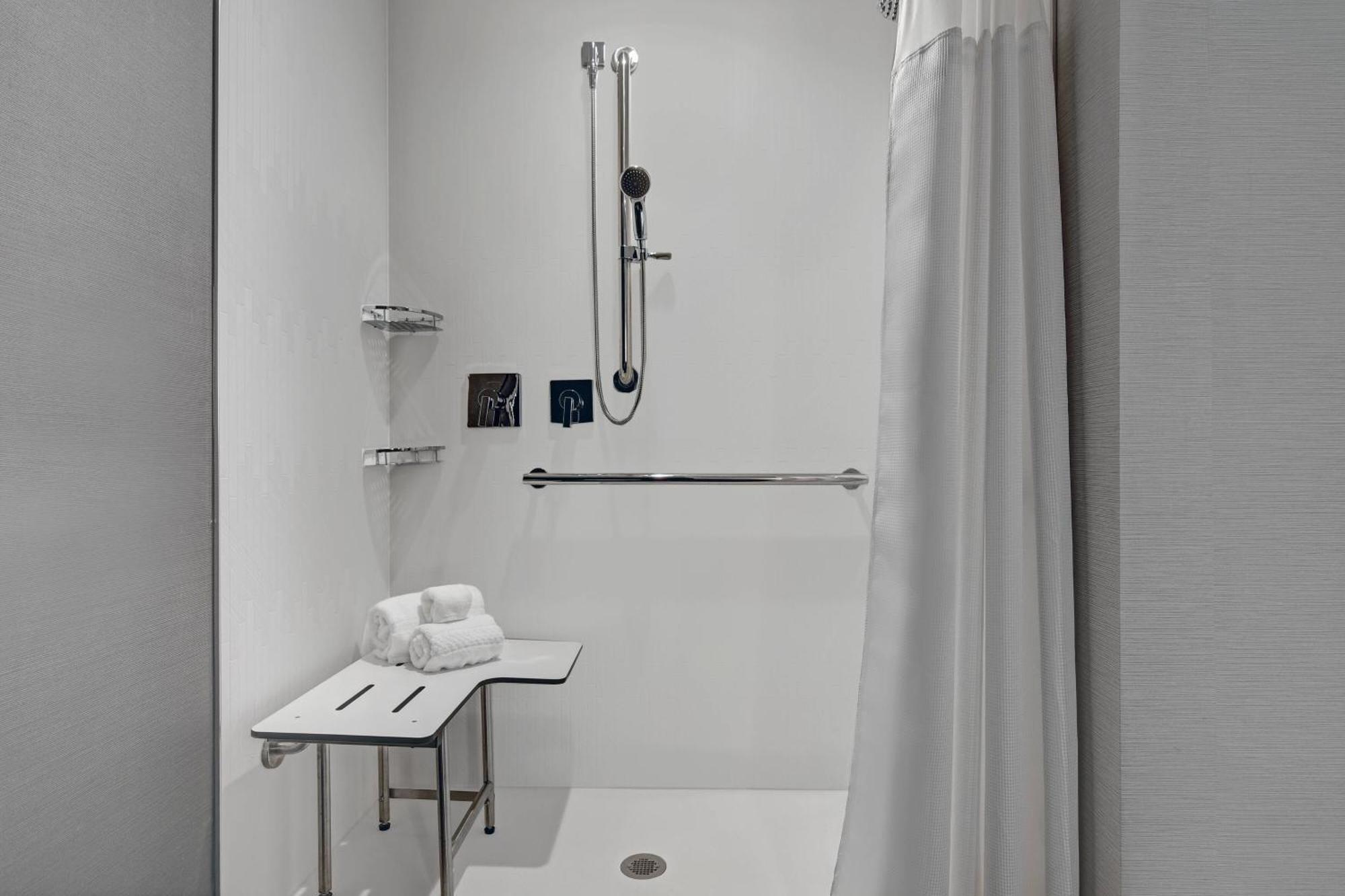 Courtyard By Marriott Manhattan Aggieville 외부 사진