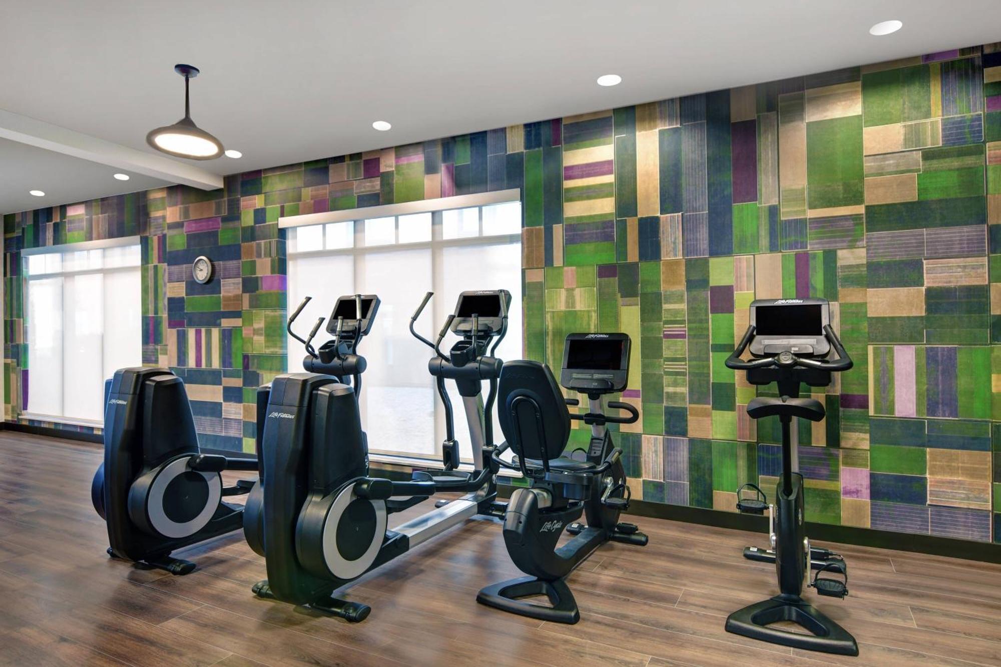 Courtyard By Marriott Manhattan Aggieville 외부 사진