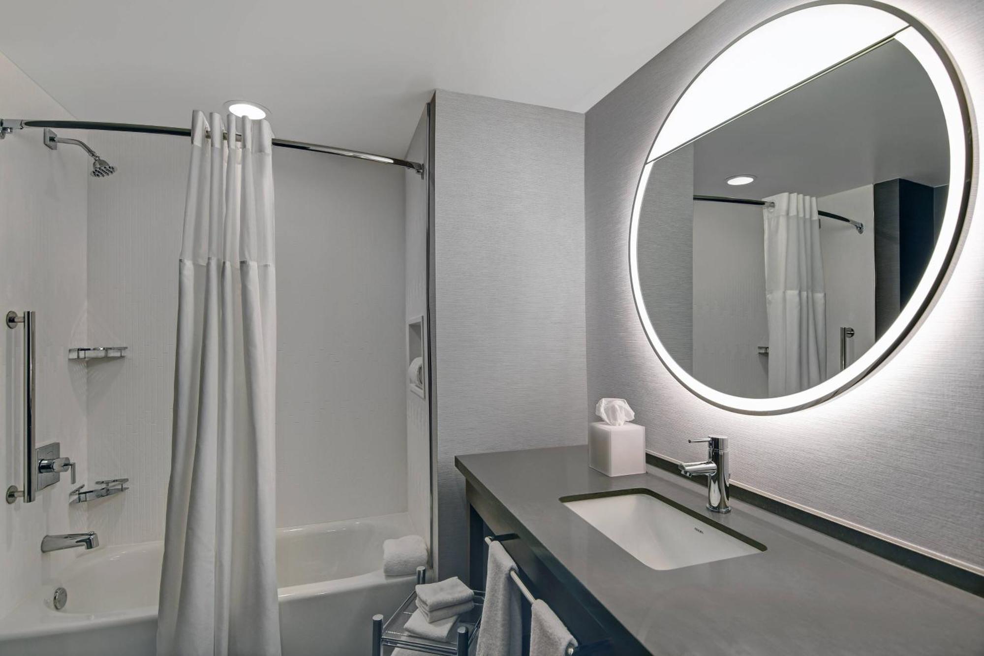 Courtyard By Marriott Manhattan Aggieville 외부 사진