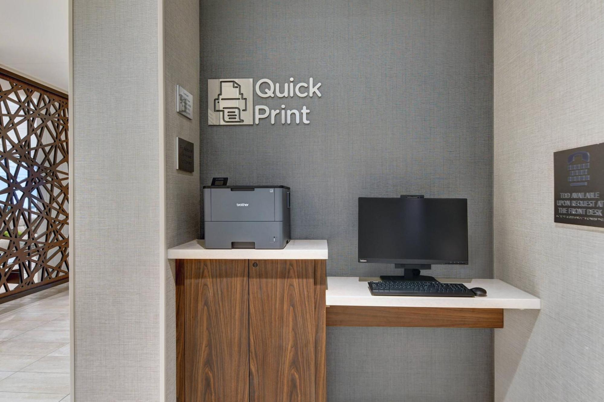 Courtyard By Marriott Manhattan Aggieville 외부 사진