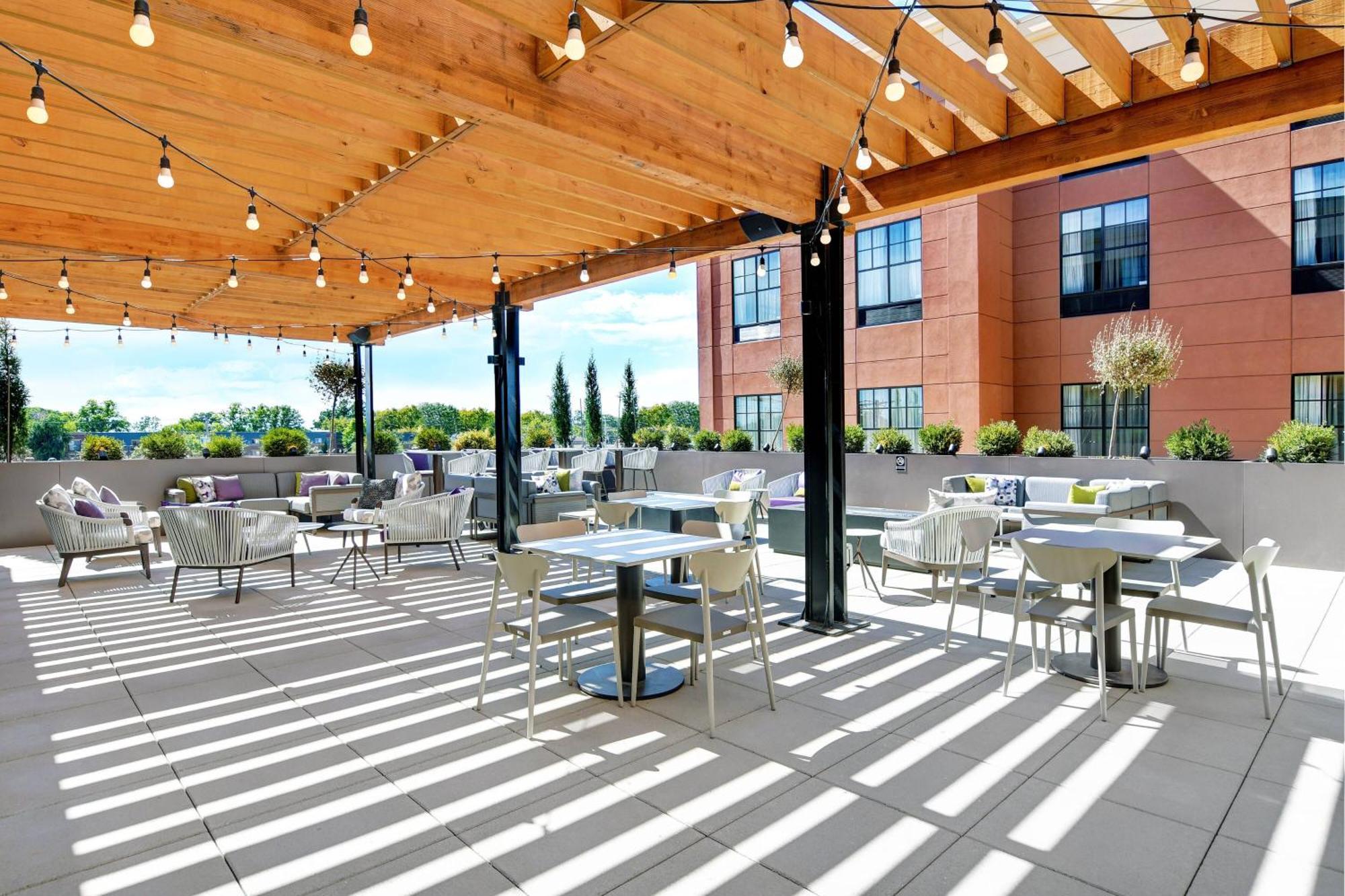 Courtyard By Marriott Manhattan Aggieville 외부 사진