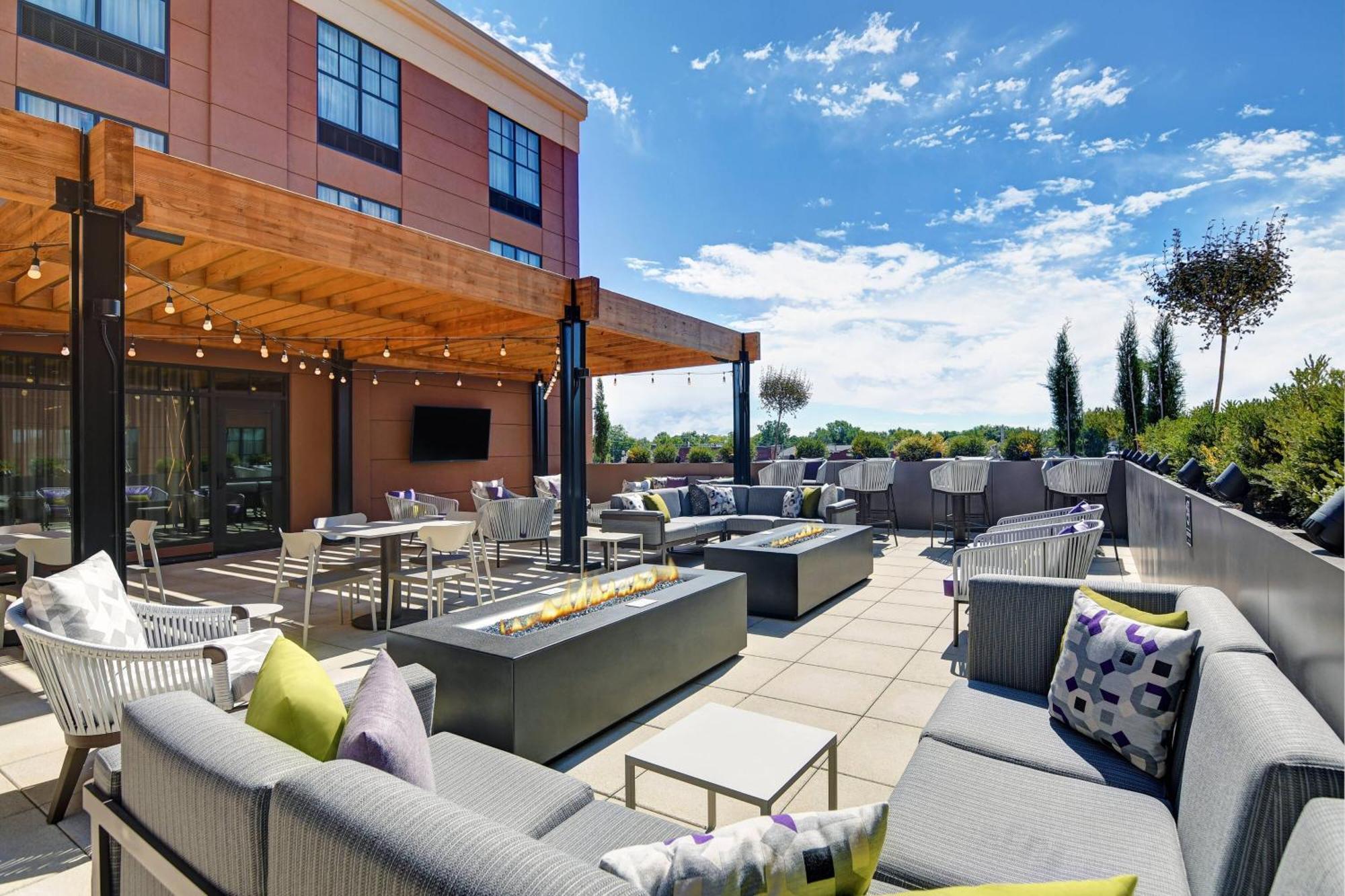 Courtyard By Marriott Manhattan Aggieville 외부 사진